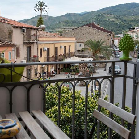 The Palace B&B And Apartments Santo Stefano di Camastra Kültér fotó