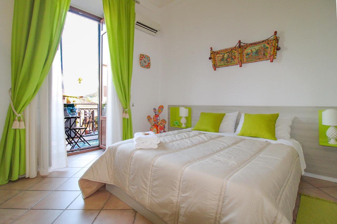 The Palace B&B And Apartments Santo Stefano di Camastra Kültér fotó