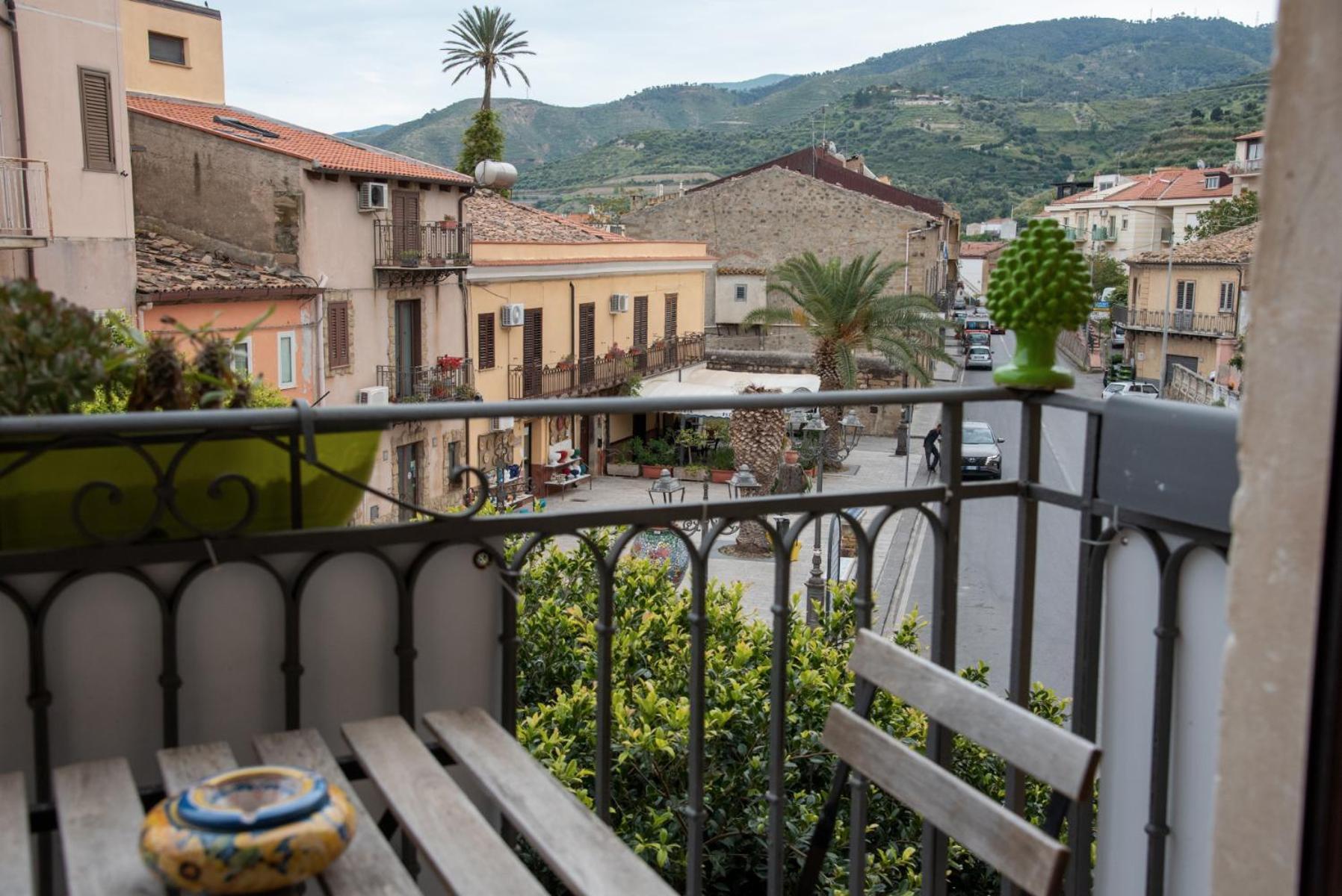 The Palace B&B And Apartments Santo Stefano di Camastra Kültér fotó