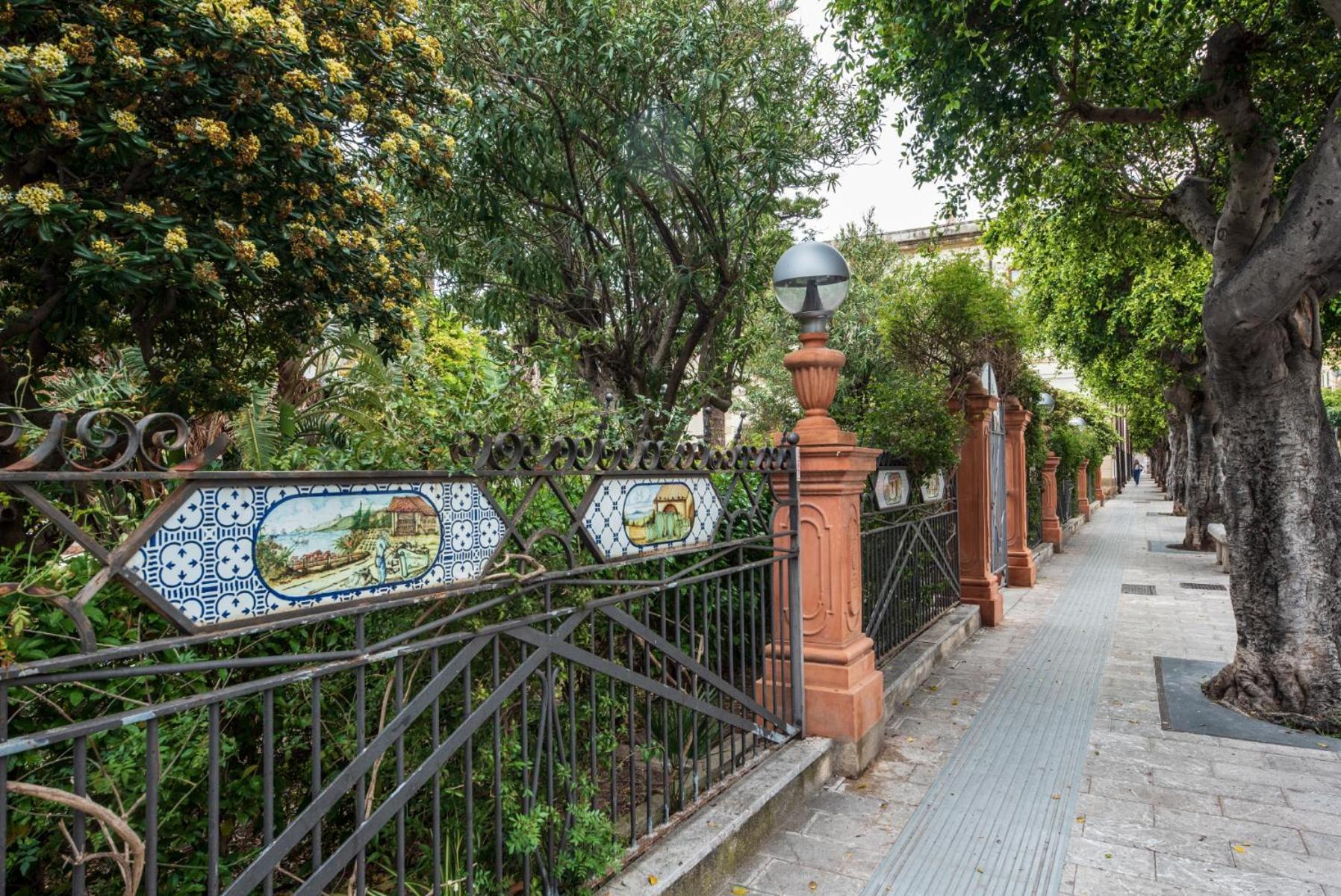 The Palace B&B And Apartments Santo Stefano di Camastra Kültér fotó