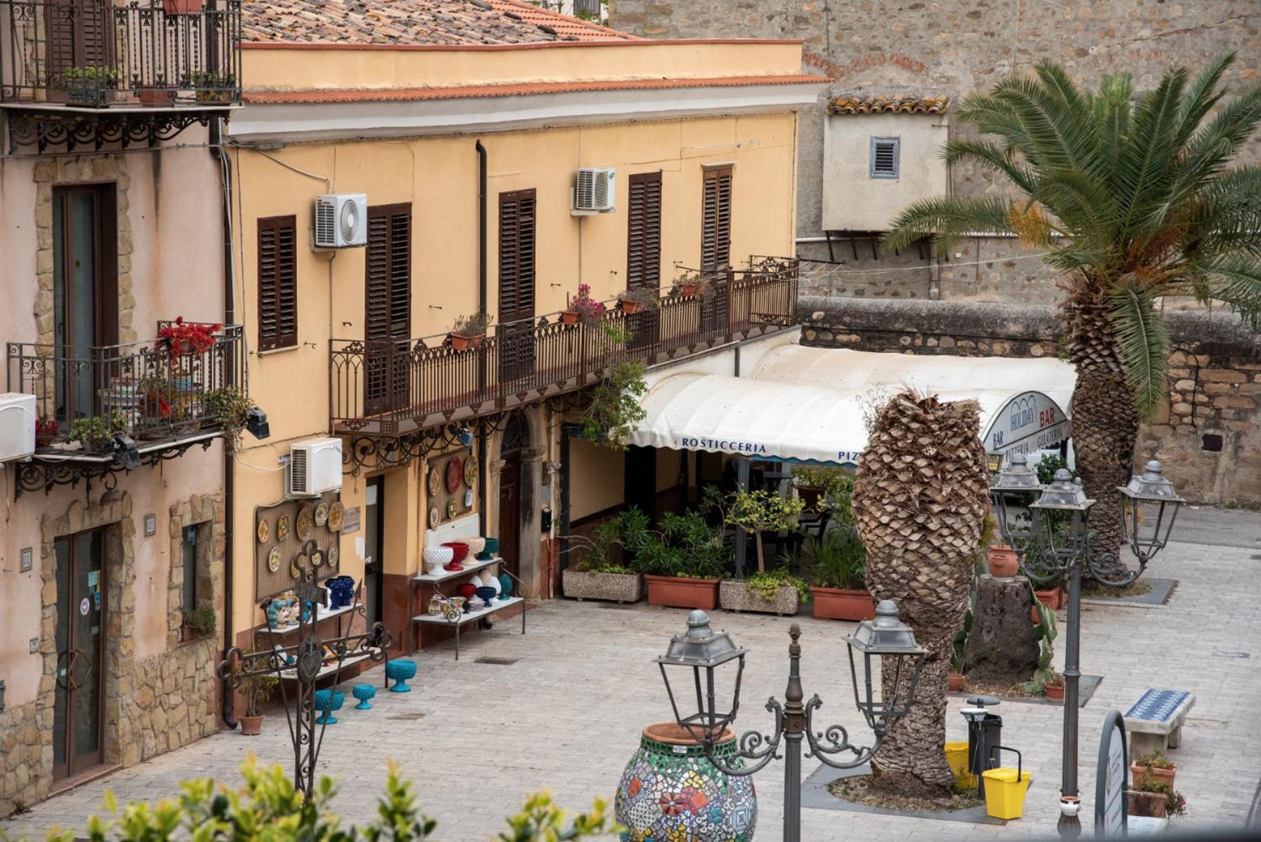 The Palace B&B And Apartments Santo Stefano di Camastra Kültér fotó